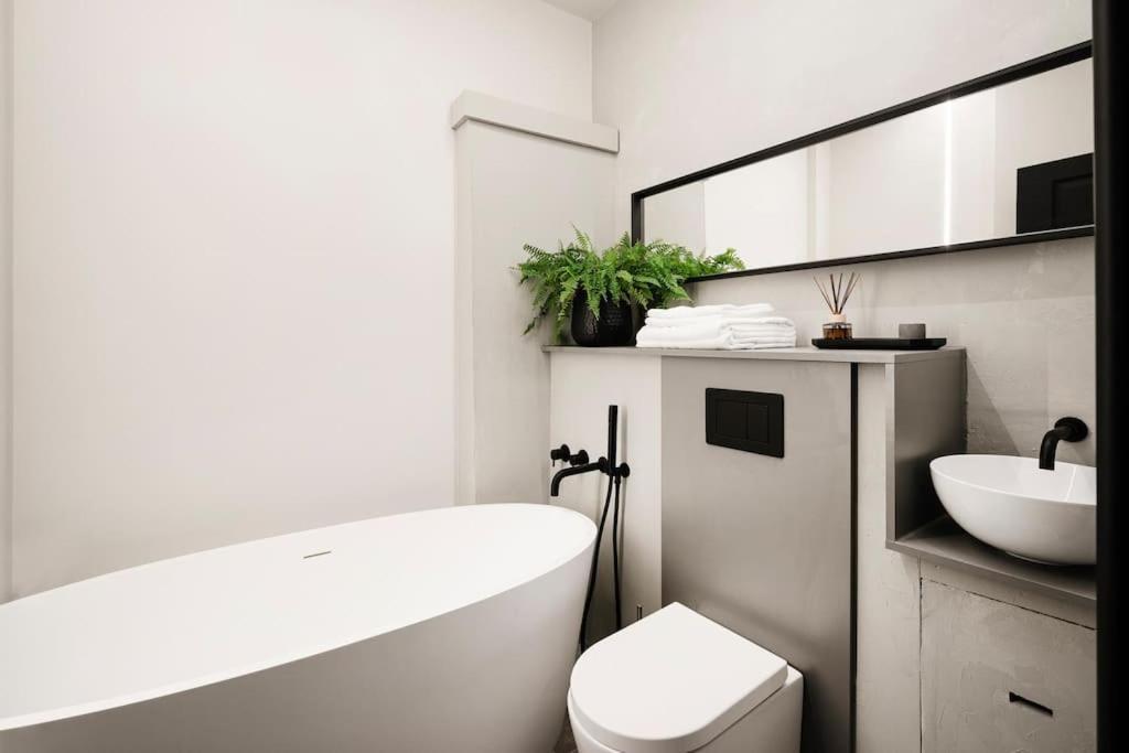 High End Free Parking Wifi Balcony Ensuite Cheltenham Luaran gambar