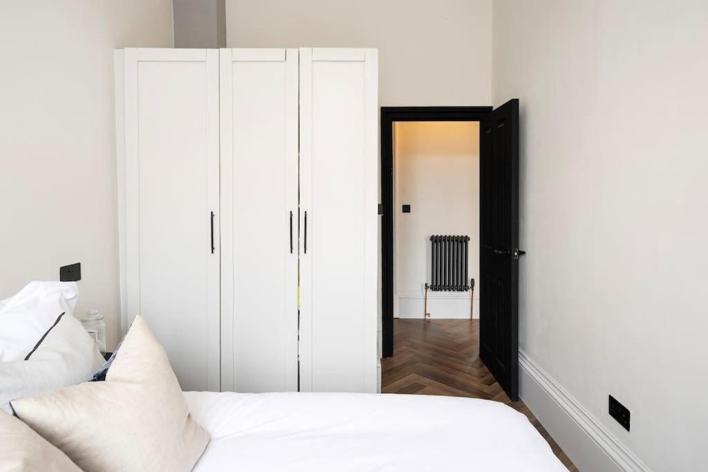 High End Free Parking Wifi Balcony Ensuite Cheltenham Luaran gambar