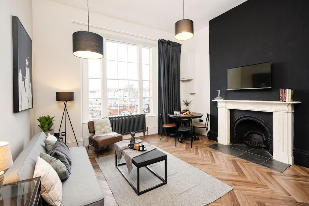 High End Free Parking Wifi Balcony Ensuite Cheltenham Luaran gambar